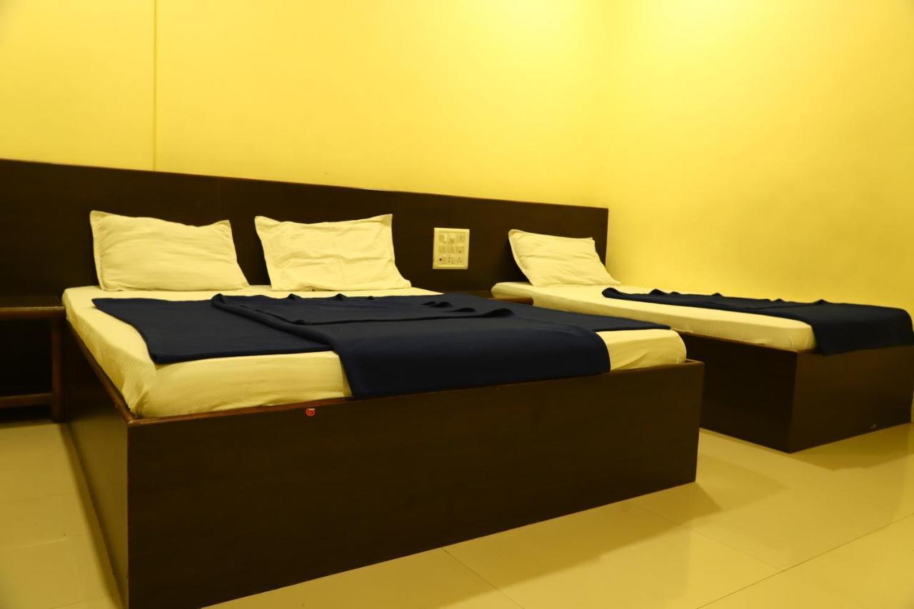 Sai Madhavi Palace Hotel Širdi Exteriér fotografie