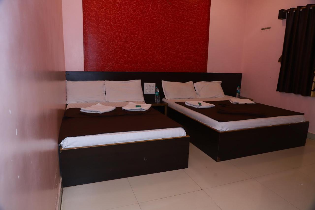Sai Madhavi Palace Hotel Širdi Exteriér fotografie