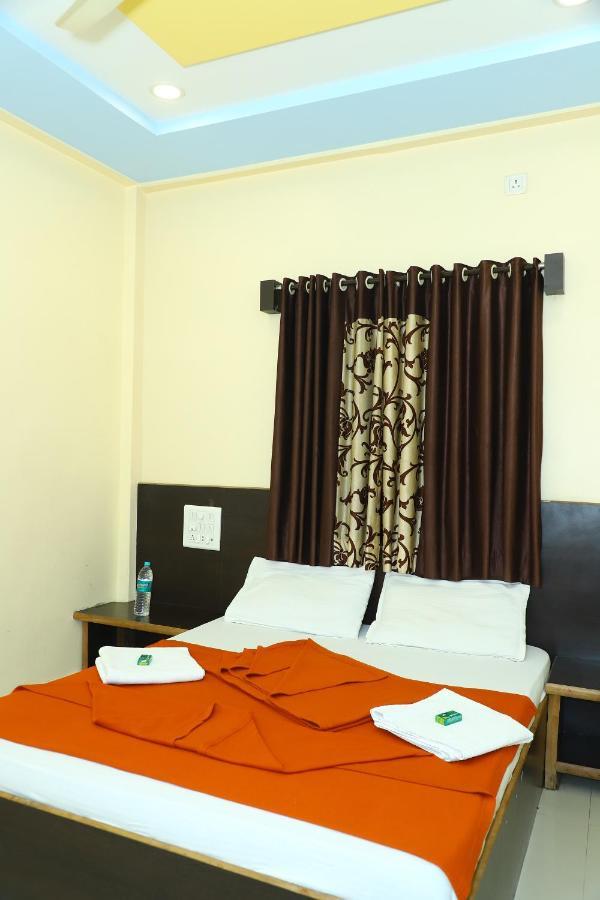 Sai Madhavi Palace Hotel Širdi Exteriér fotografie